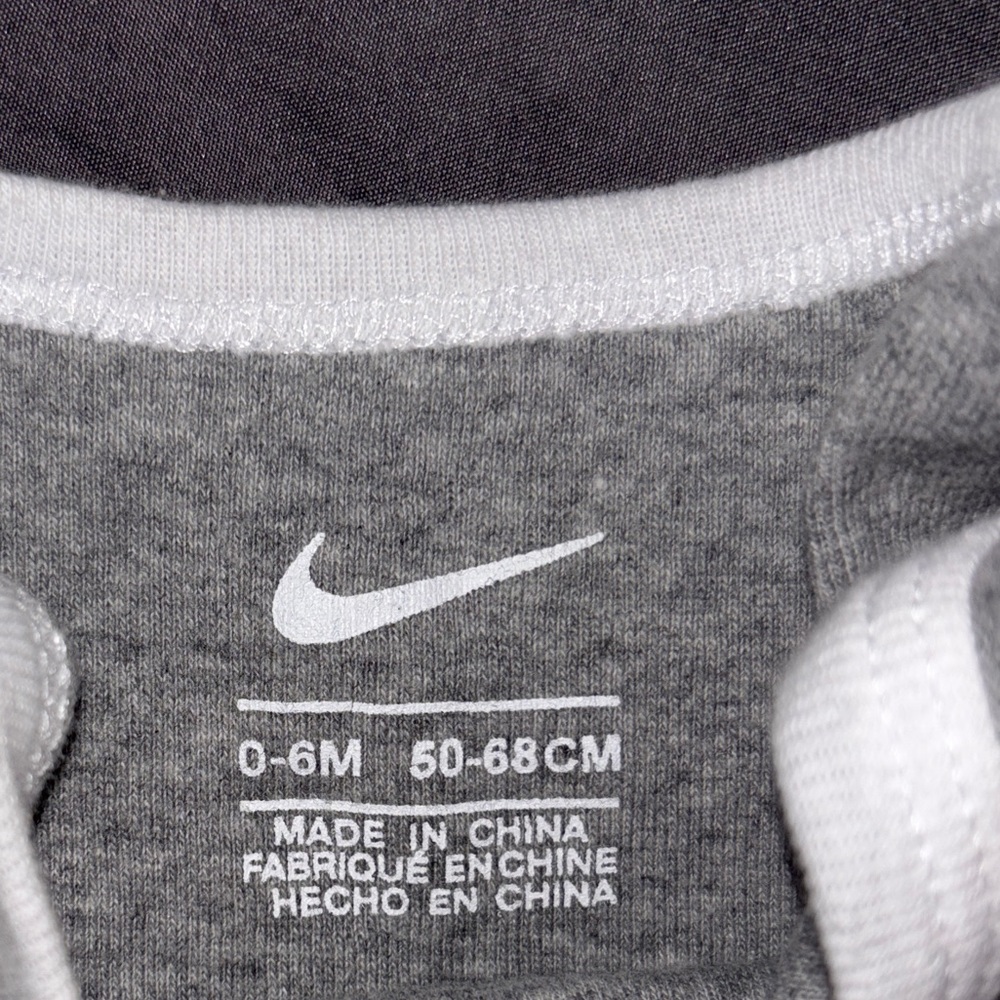 ❌SOLD❌NWOT Nike baby onsies grey red black white size 3-6m - Picture 3 of 4